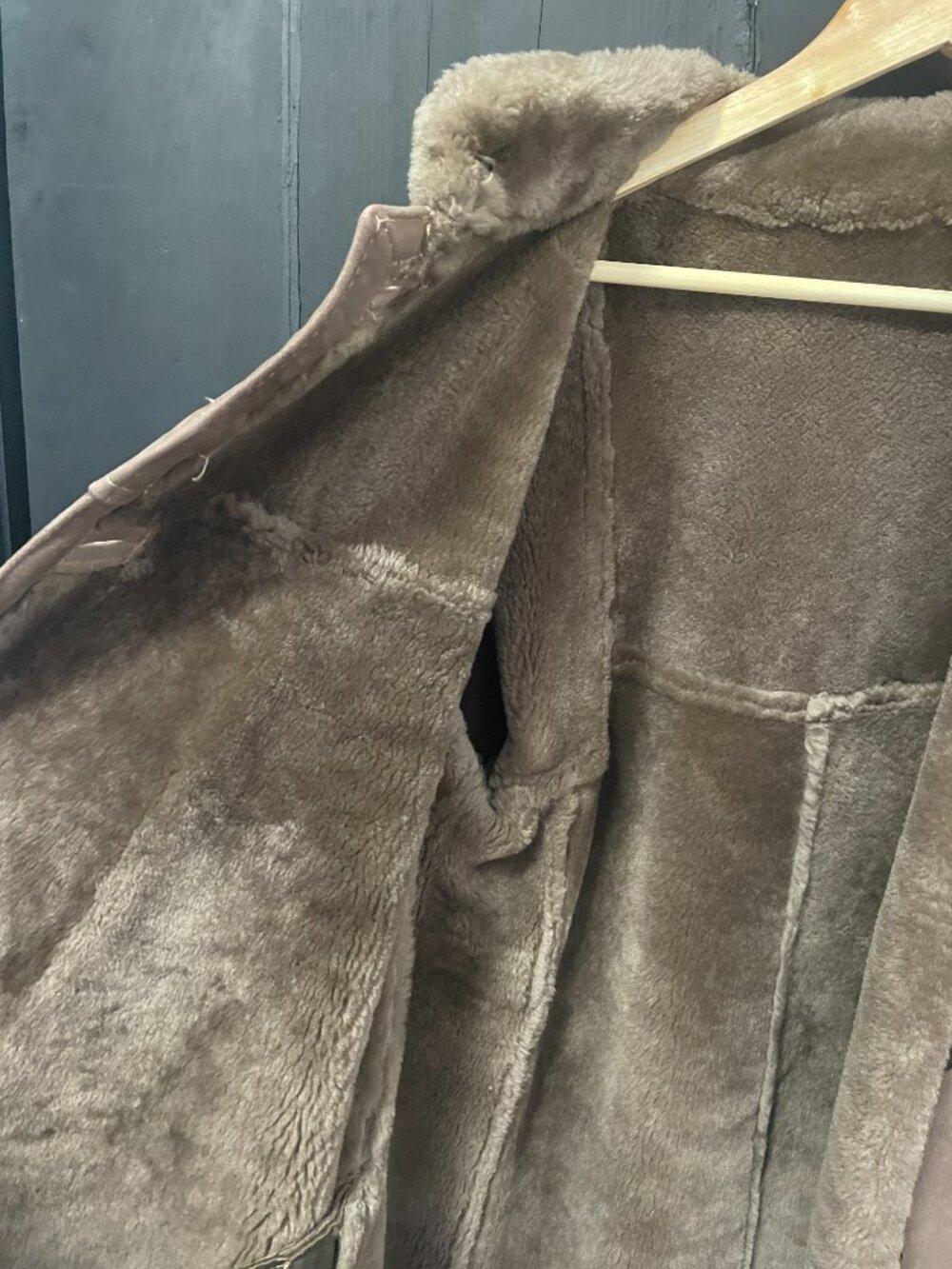 Vintage Burberry Shearling Full-Length Coat in Excellent Condition - Picture 4 of 8